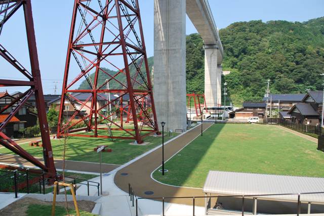 鉄橋の下にある芝生広場の写真