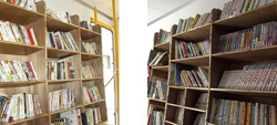 大きな本棚に本が収められている写真が2枚並んでいる写真