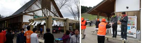 三角屋根の建物の周りに大勢のジャージを着た参加者が集まって柱に吊るされた紙を見ている写真とベンチの上に立ってオレンジ色のジャケットを着た係員から賞状を受け取っている男性の写真が横に2つ並んだ写真