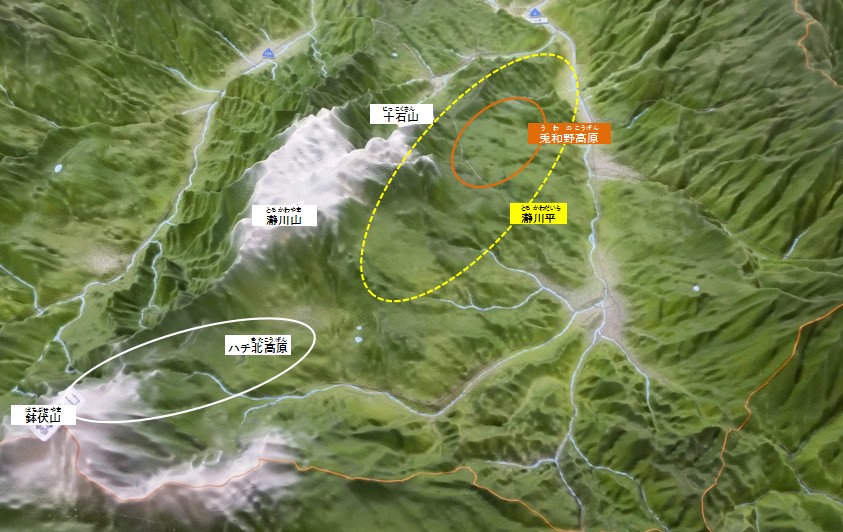 山の名前と高原のエリアを示した立体地図