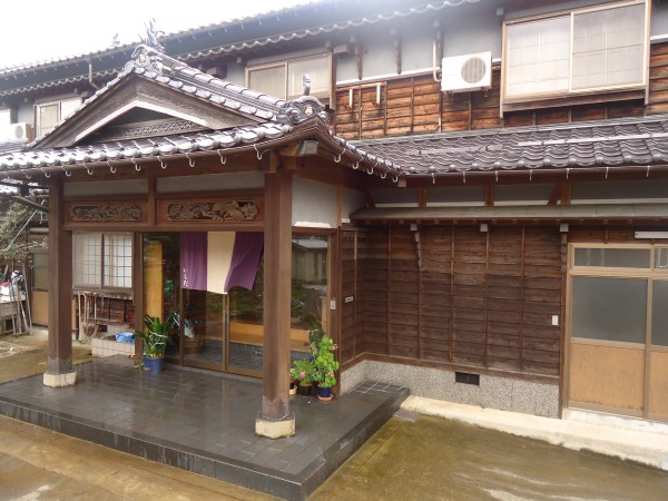 瓦が使われている木造建築の建物の写真