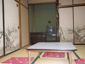 ミニテーブルの置かれた和室の写真