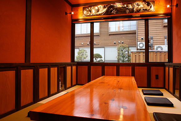 光が反射している木製テーブルが置かれた和室の写真