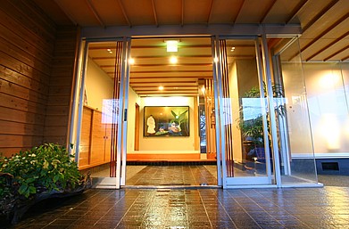 絵画の飾られている玄関の写真