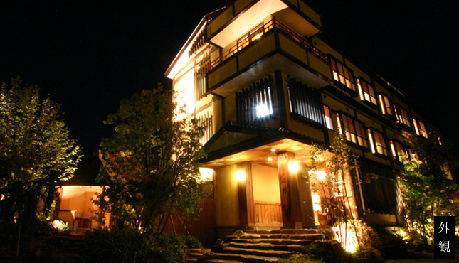 ライトアップされた3階建て建物の写真