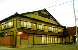 鶯色の壁をした建物の写真