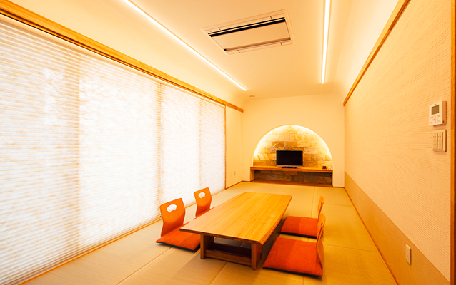 ミニテーブルが置かれた洋室の写真