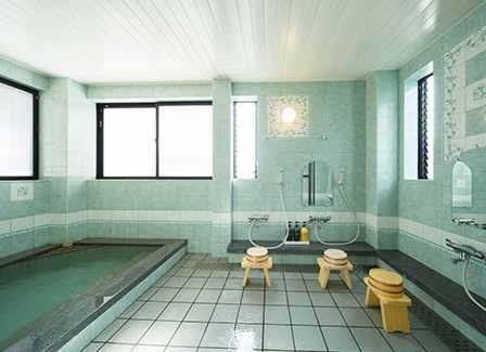 桶の乗った椅子が3つある浴室の写真