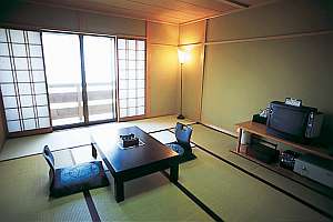 和室に設置された障子から明かりが入っている写真