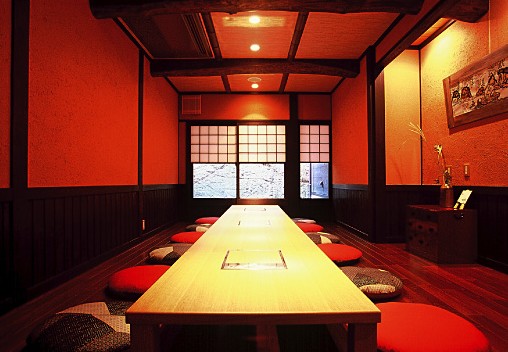 丸い座布団が並べられている部屋の写真