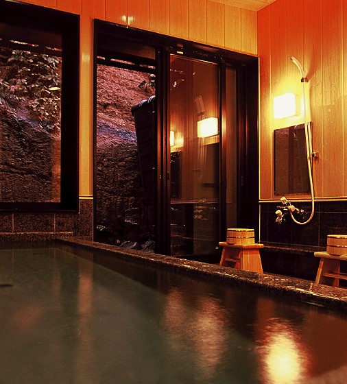 外の景色が見える浴室の写真