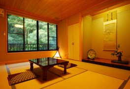 ミニテーブルと座布団が置かれている和室の写真