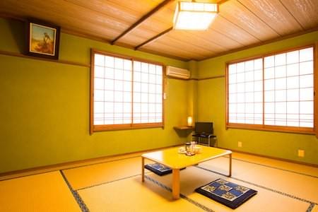 障子の窓が設置された和室の写真