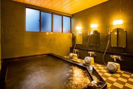 床が市松模様になっている浴室の写真