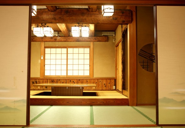 掘りごたつのある和室の写真
