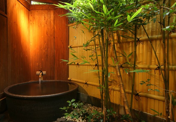 竹の柵や笹が飾られている露天風呂の写真