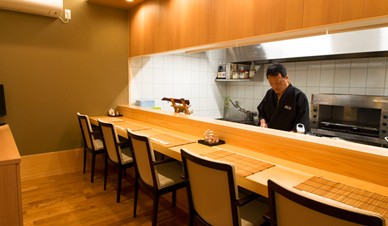 カウンター席と厨房が隣り合っている写真