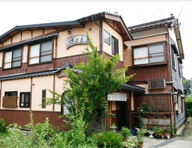 「さだえ」と書かれた看板が飾られている建物の写真