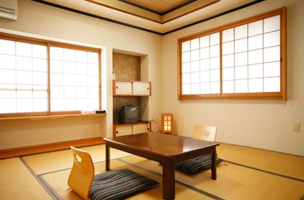 壺やミニテーブルが置かれた和室の写真