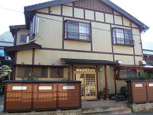 ベージュ色の壁をした建物の写真