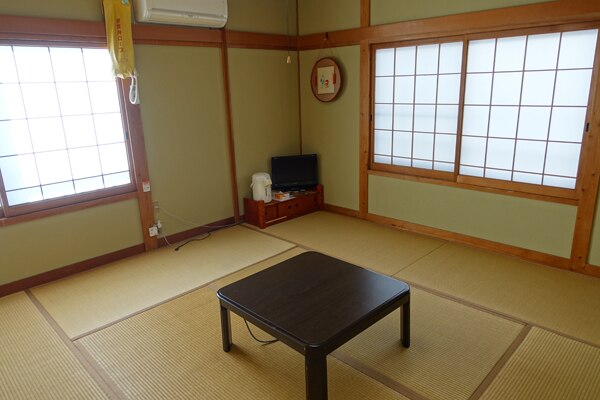 黒いミニテーブルが置かれた和室の写真
