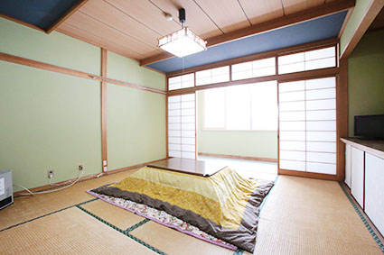 炬燵が設置されている和室の写真