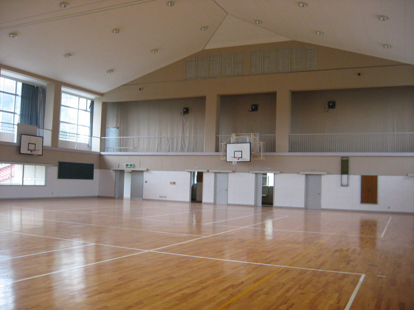 バスケットゴールが設置されている体育館の写真
