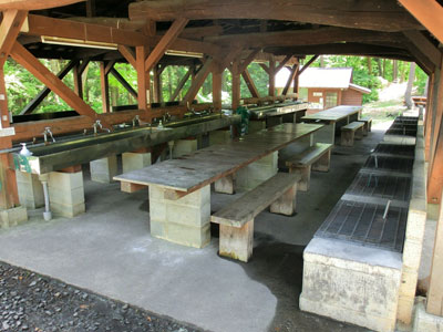 キャンプスペースがたくさん並んでいる写真