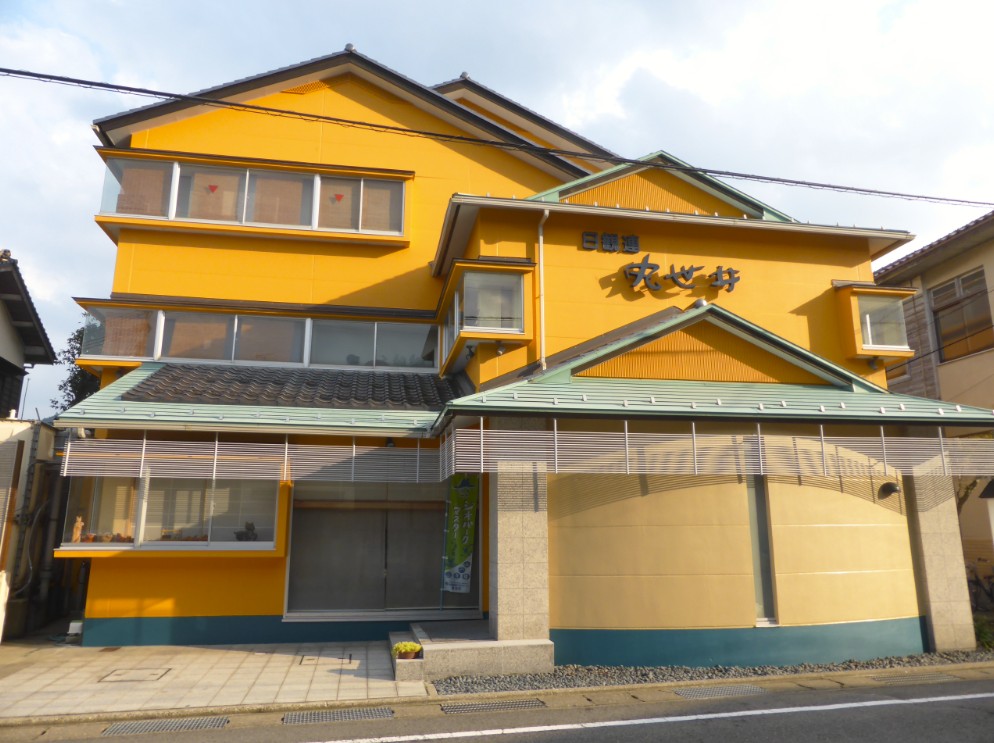 黄色い壁のある建物の写真