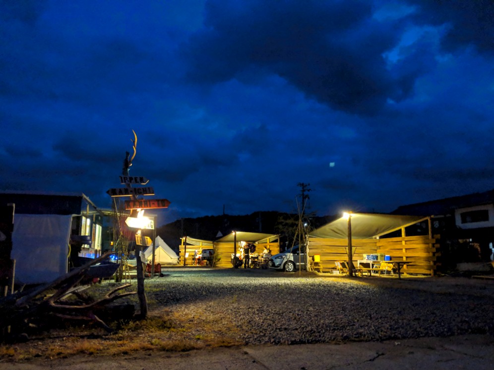 明かりが設置された広場の写真