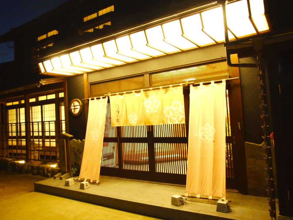 暖簾や幕が掛けられている玄関の写真