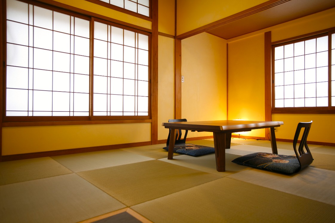 四角い畳が敷かれた和室の写真