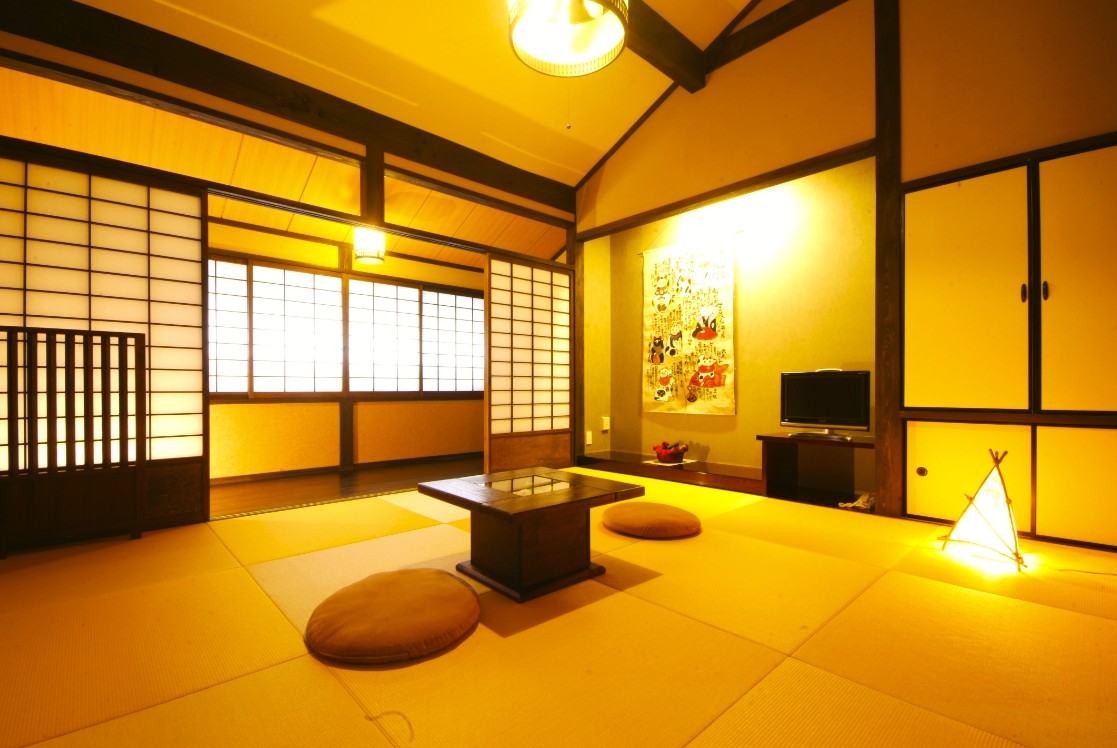 黄金色の照明がついている和室の写真