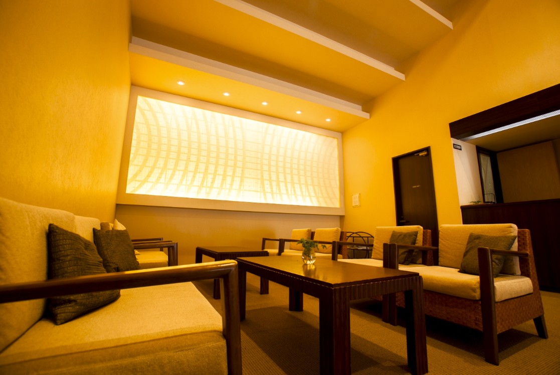 肘置きのついた椅子やテーブルが並んでいる写真