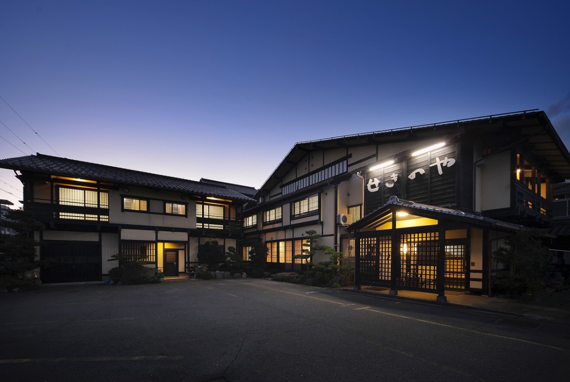 建物の中から明かりが見えている写真