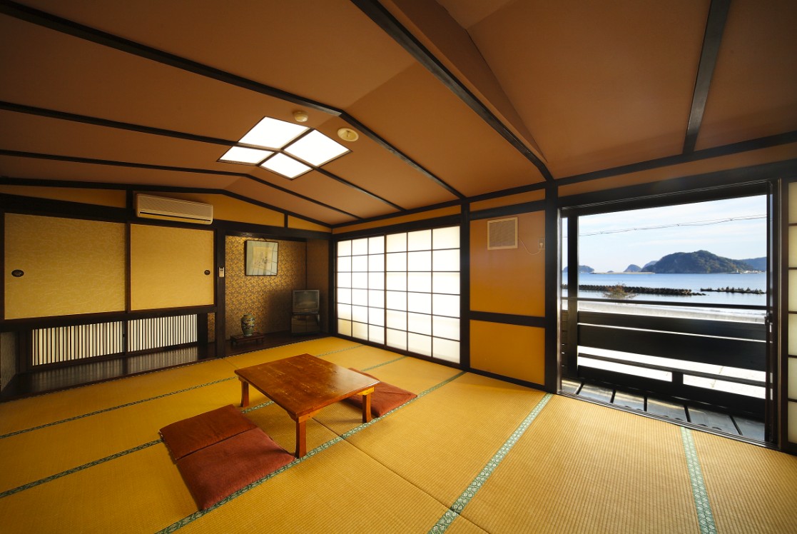 天井が緩やかな三角を描いている和室の写真