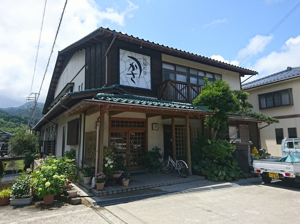 「つかさ」と書かれた看板が掲げられている建物の写真