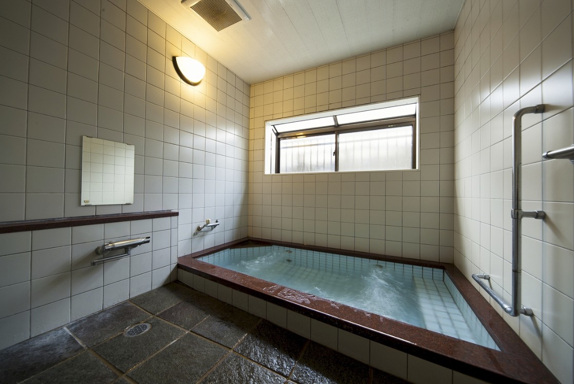 小窓が付いた浴槽の写真