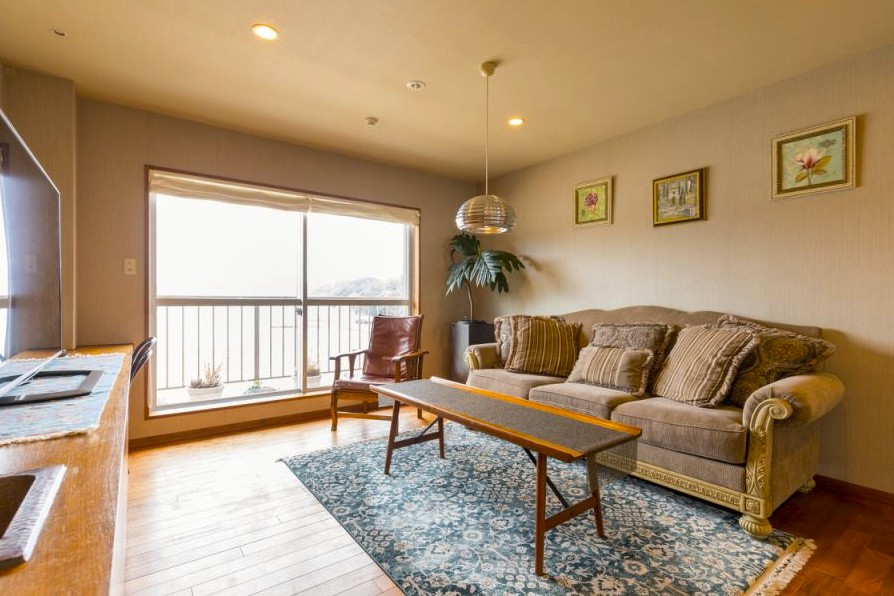 ソファやミニテーブルが置かれている部屋の写真