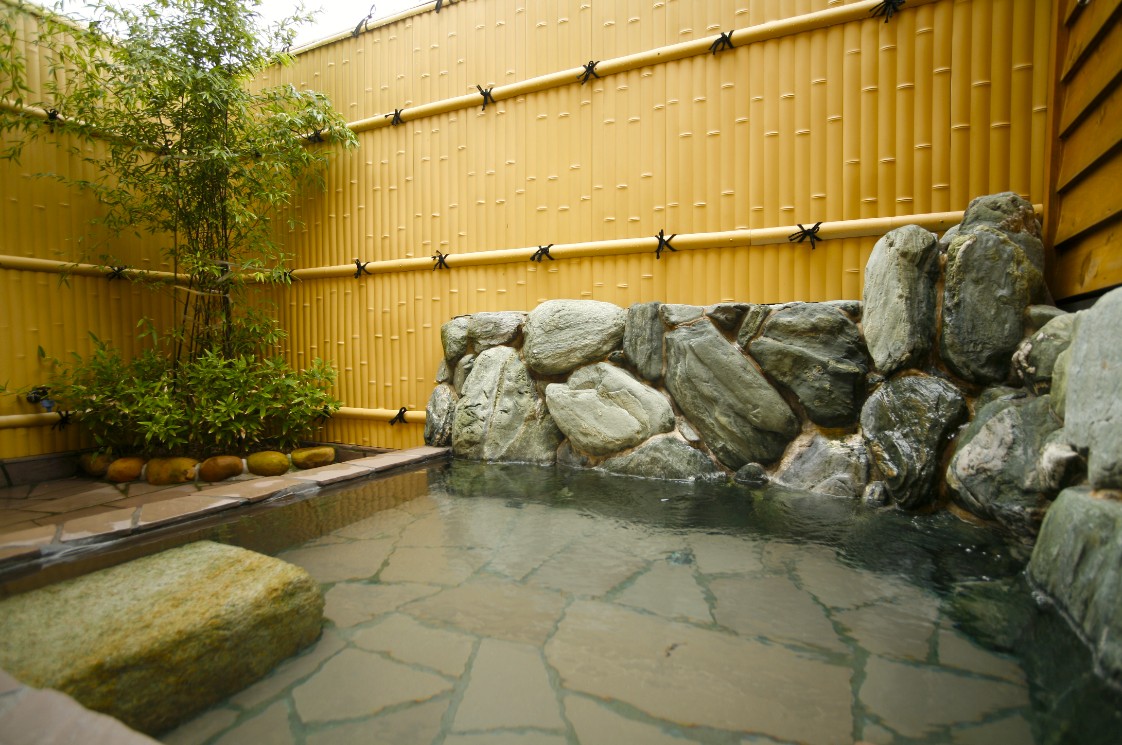 竹の柵で囲われた露天風呂の写真