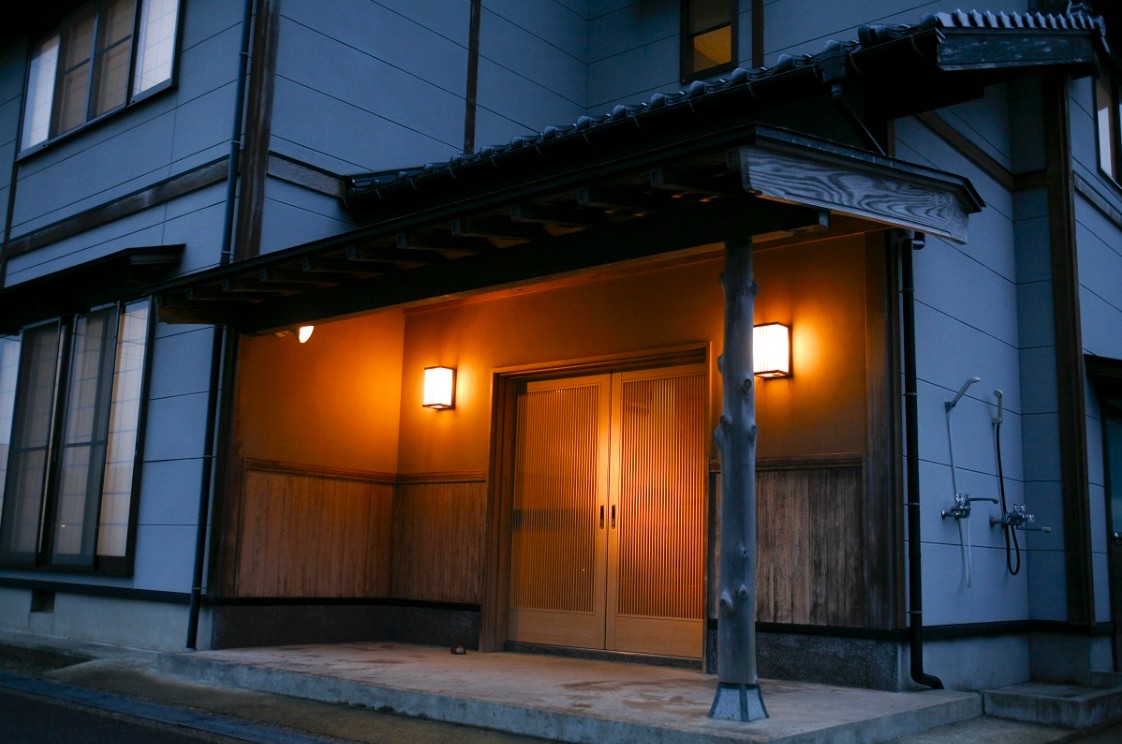 建物の入り口にランプが2つ設置されている写真