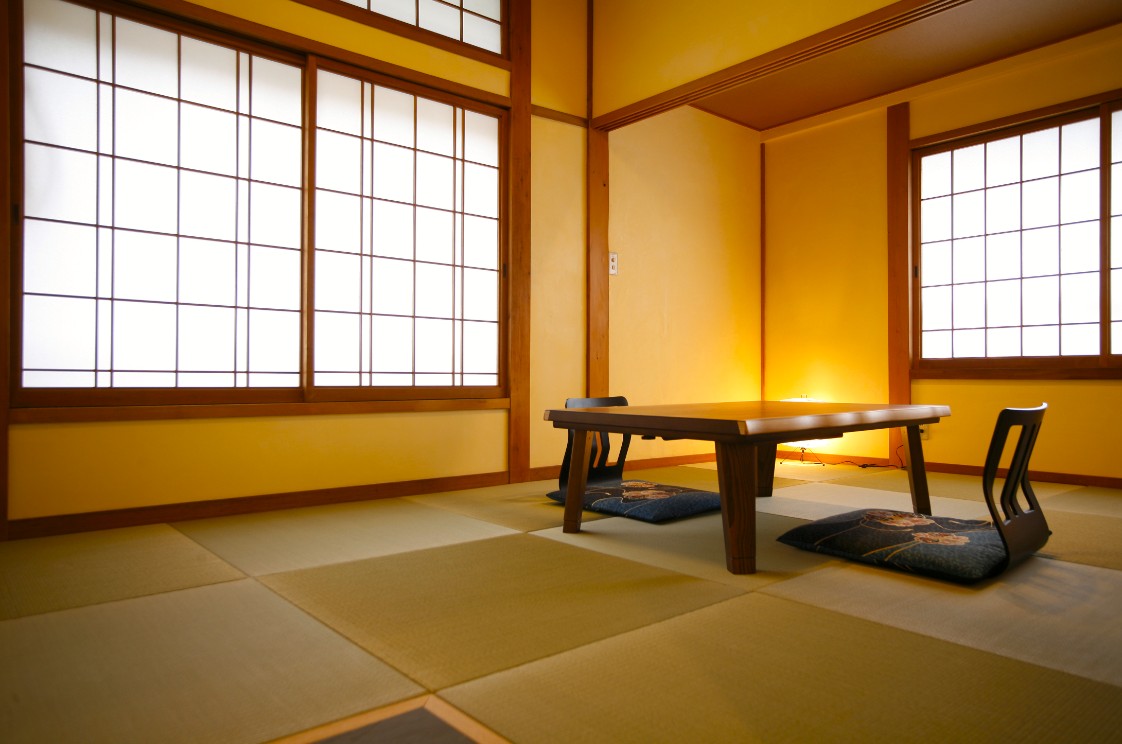 障子がはめ込まれた窓のある和室の写真