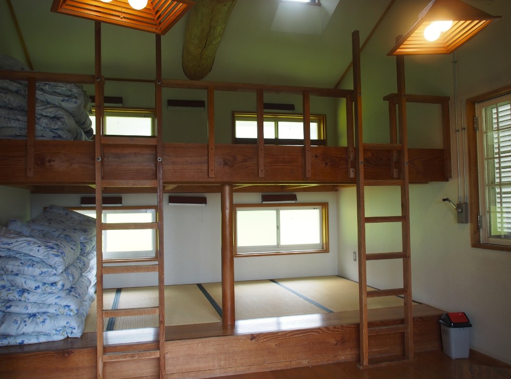 2段ベッドが設置されている部屋の写真