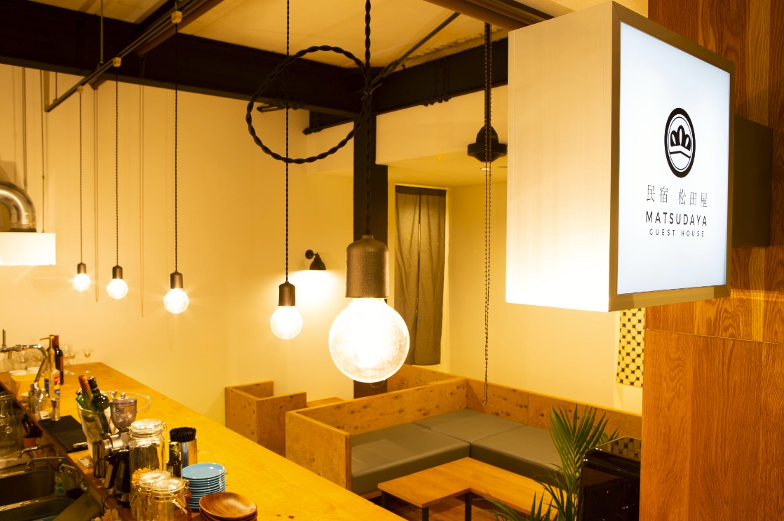 天井から丸い電球が吊るされている部屋の写真