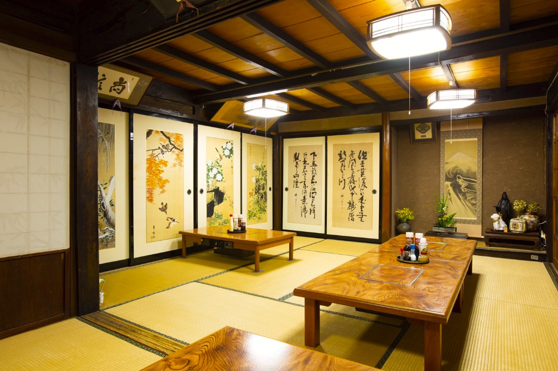 文字や絵が描かれている襖がある和室の部屋の写真