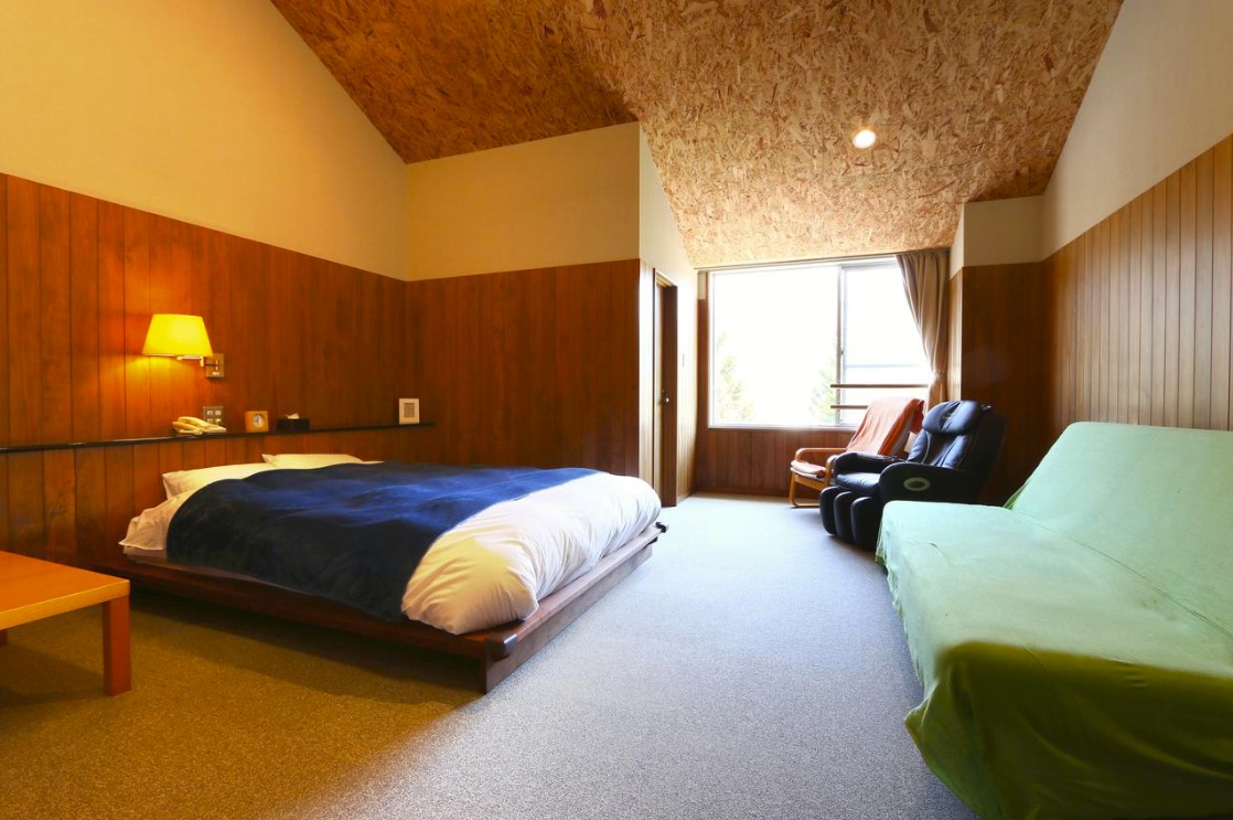 ソファやベッドが置かれている部屋の写真