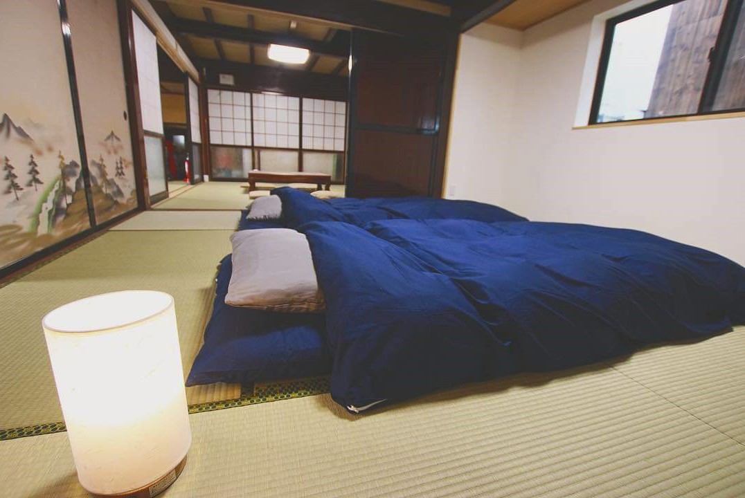 紺色の布団が敷かれた和室の写真
