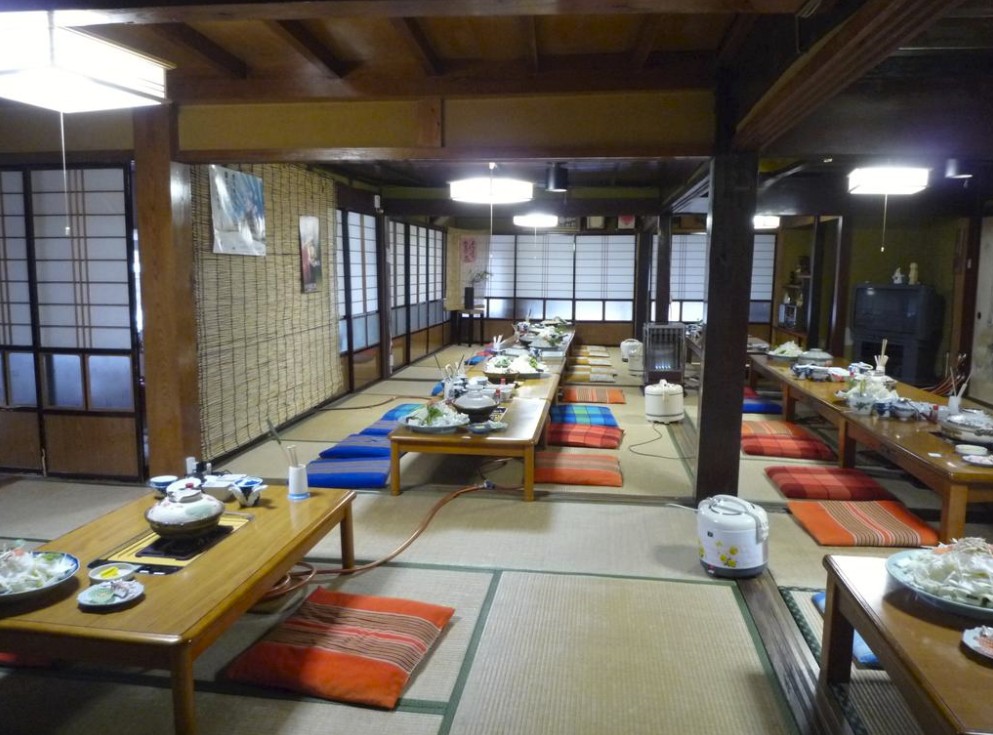 料理の乗ったテーブルが複数ある和室の写真