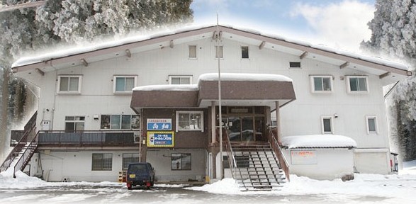 雪が積もっている三角屋根の建物の写真