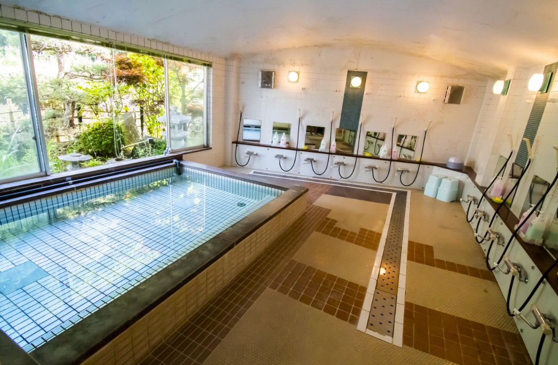 シャワーセットがいくつも設置されている浴室の写真